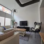 Apartmán Industrial-style Loft With Mezzanine Bedroom In Prime Area