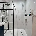 Apartmán Family Cosy For Up To 9 Guests Near Midi Station *