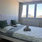 Elegant Renovated 2 Bedrooms Close To Transport *