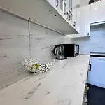 Family Cosy For Up To 9 Guests Near Midi Station Apartmán *