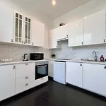 Family Cosy For Up To 9 Guests Near Midi Station *