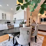 Family Cosy For Up To 9 Guests Near Midi Station
