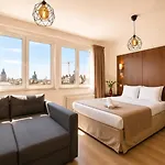 Centerstay شقة *