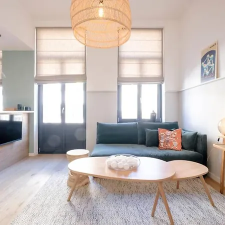 Fabulous In Chatelain Area With Balcony *