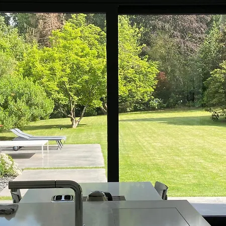 Contemporaine Dans La Verdure Villa Brüssel