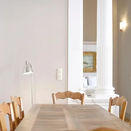 Grand Place Flats شقة *