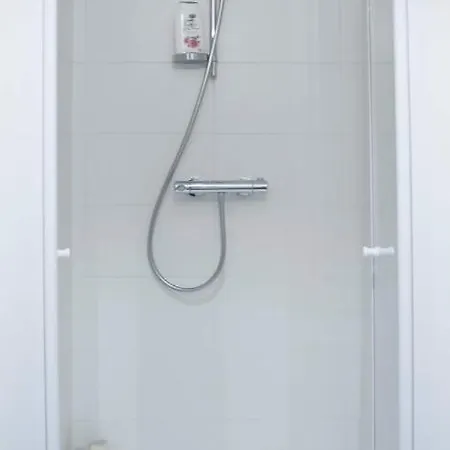 Δωμάτια σε οικογενειακή κατοικία Chic With Bathroom - Terrace & Free Parking *