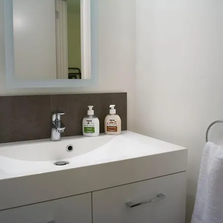 民宿 Chic With Bathroom - Terrace & Free Parking