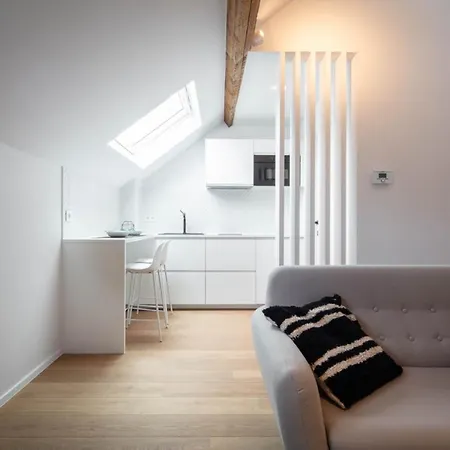 Fully Equipped Near Place Stephanie Apartment