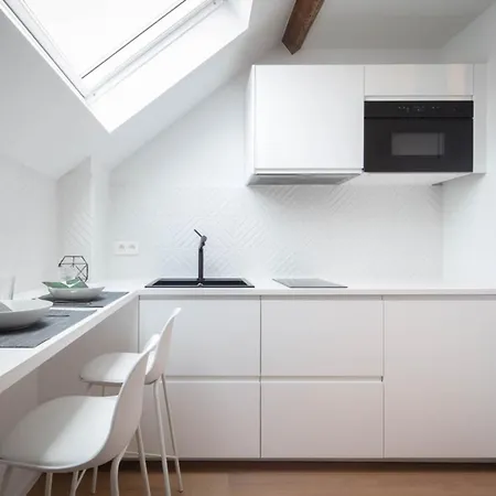 Fully Equipped Near Place Stephanie Apartment *