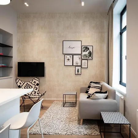 Fully Equipped Near Place Stephanie Apartment