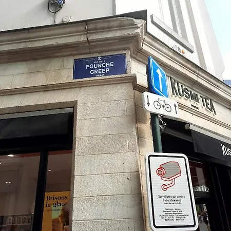 Jacques Brel Apartment