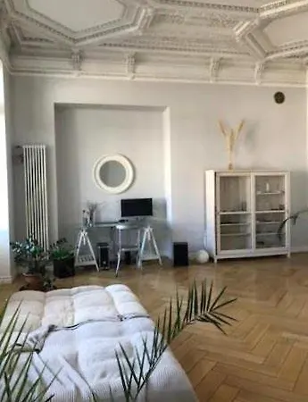 Spacious Apartment With Live Plants *