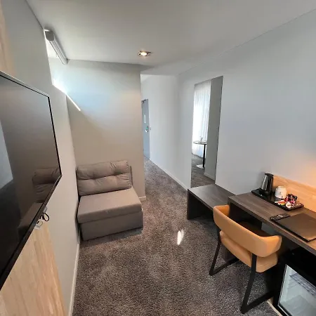 Western Royal Centre מלון 3*