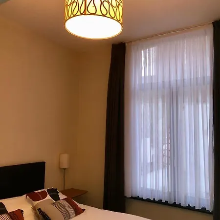 Great 3 Bedrooms/ 3 Bathrooms In The Heart Of Eu Area Apartment *