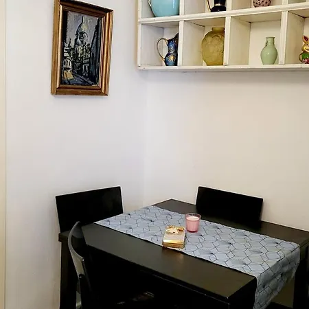 Charming 1-Bedroom Appartment Near Nato Apartment *