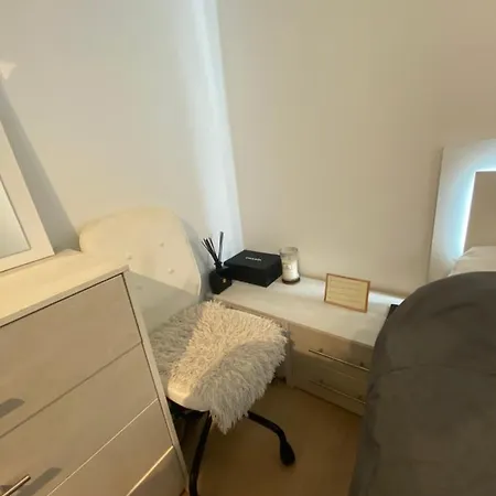 Chambre, Salle Sport, Grand Patio, Salle De Bain - Luxueux Appartement Idealement Localise Dans Le Centre De Bruxelles *
