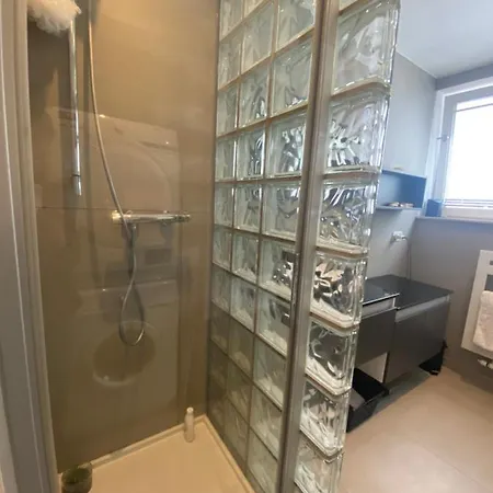 Chambre, Salle Sport, Grand Patio, Salle De Bain - Luxueux Appartement Idealement Localise Dans Le Centre De Bruxelles Brusel