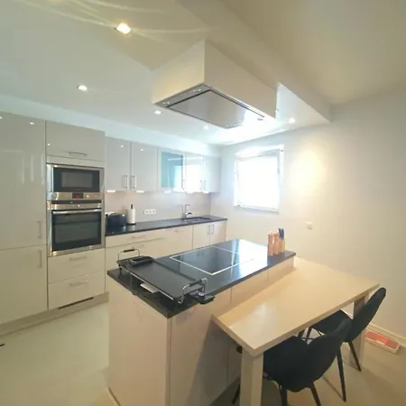 Chambre, Salle Sport, Grand Patio, Salle De Bain - Luxueux Appartement Idealement Localise Dans Le Centre De Bruxelles Homestay Brussels