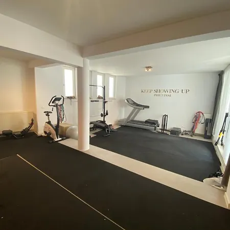 Chambre, Salle Sport, Grand Patio, Salle De Bain - Luxueux Appartement Idealement Localise Dans Le Centre De Bruxelles Brusel