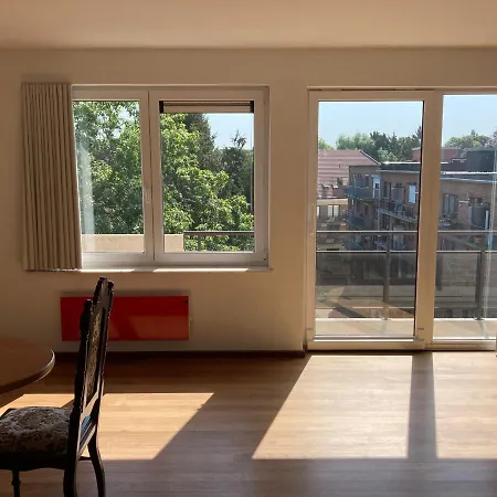 Jolie Studio Avec Vue Sur L'atomium *