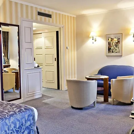 Le Chatelain Hotel 5*