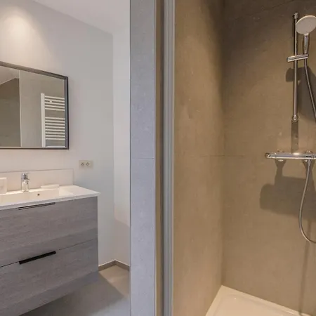 Lovely 2 Bedrooms Town House With Courtyard بروكسل