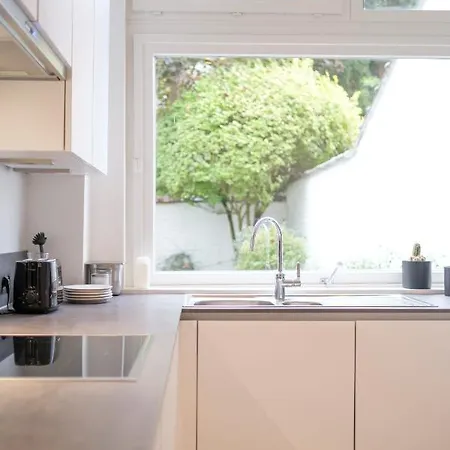 Superb 1 Bedroom With Garden At Châtelain Apartamento