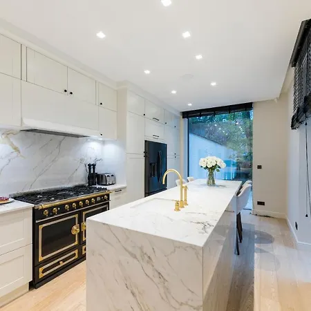 Luxury 3 Bedrooms Townhouse In Perfect Location *