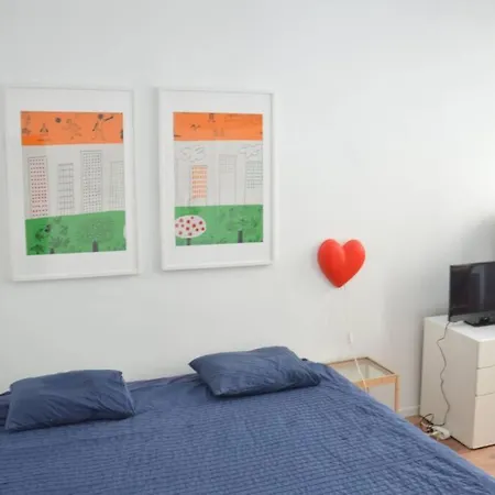 Awesome Studio In Marolles 아파트 *