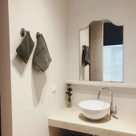 Comfortable Flat Close To Flagey Apartment