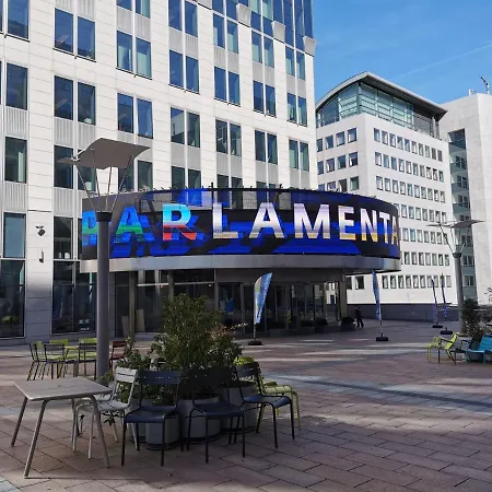 Design Europarlament With Private Terrace דירה