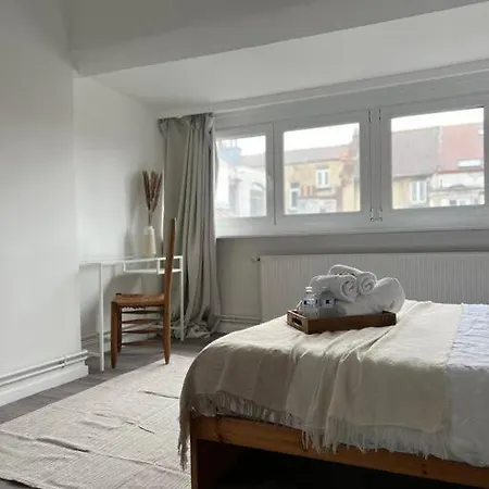 Lovely 2-bedroom Duplex W/ Balcony In Apartamento