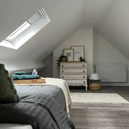 Lovely 2-bedroom Duplex W/ Balcony In Daire