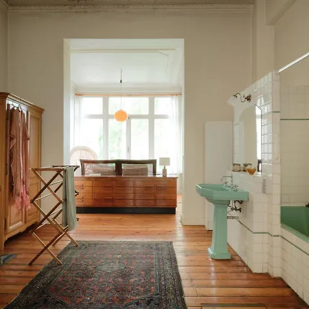 Charming And Spacious House With Leafy Private Garden Close To Historical Center Of Appartement