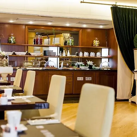 Le Chatelain Hotel 5*