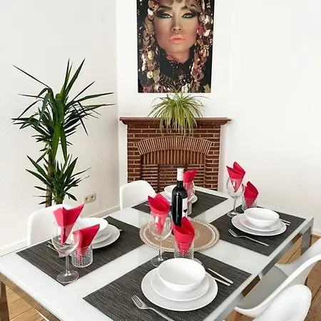 Stylish Two Bedroom Flat *