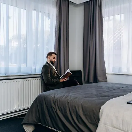 Hotel Atomihotel: Contemporary Comfort Steps From The Atomium! *
