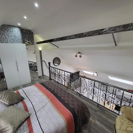 Duplex Elegant Situe A 1min De La Gare Du Nord Apartmán *