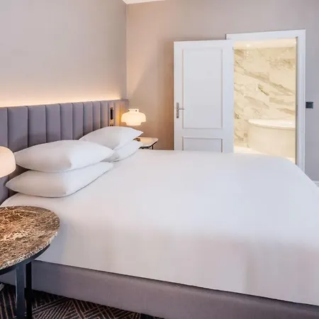 Hilton Grand Place Отель Брюссель