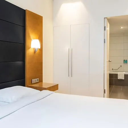 מלון דירות B-aparthotel Grand Place 4*