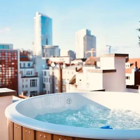 Luxury 200sqm / Hot Tub / Sauna
