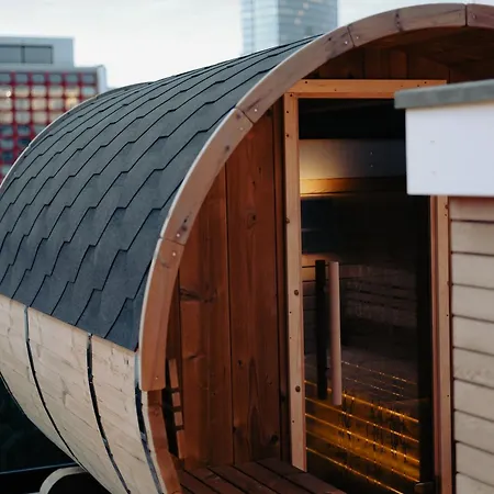 Luxury 200sqm / Hot Tub / Sauna *