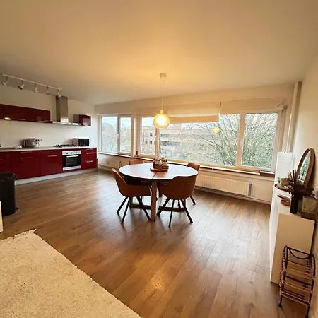 Deux Chambres Moderne Avec Vue Imprenable Sur Le Parc Et Immense Terasse Apartman *