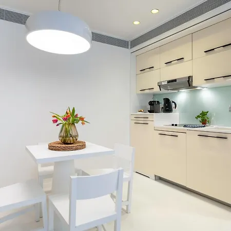 B-aparthotel Regent Lägenhetshotell 4*