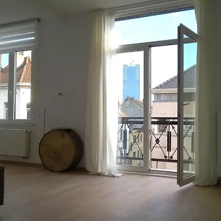 Apartment Almost White, Near Train, Metro N7688 Brussels