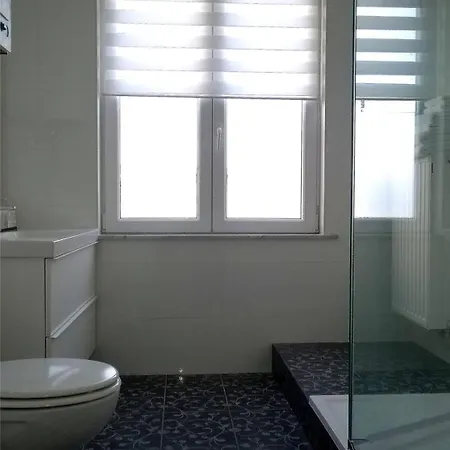 Almost White, Near Train, Metro N7688 아파트 브뤼셀