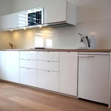 Almost White, Near Train, Metro N7688 Appartement