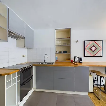 Studio Near Place Stephanie *