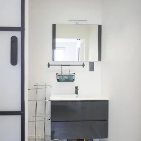 Chic 1br + Terrace Apartment *